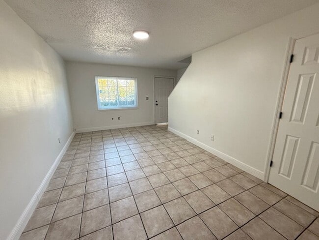 Building Photo - 2/1.5 Winter Springs Townhome with screen patio