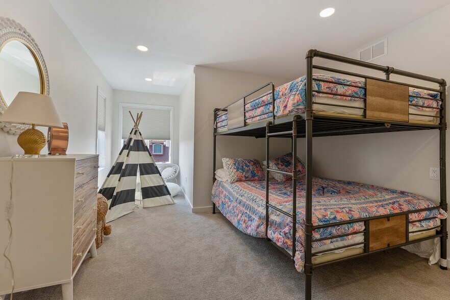 Building Photo - 7600 Bayshore Dr