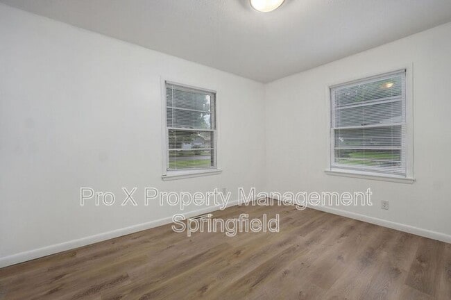 Building Photo - 906 N Belview Ave