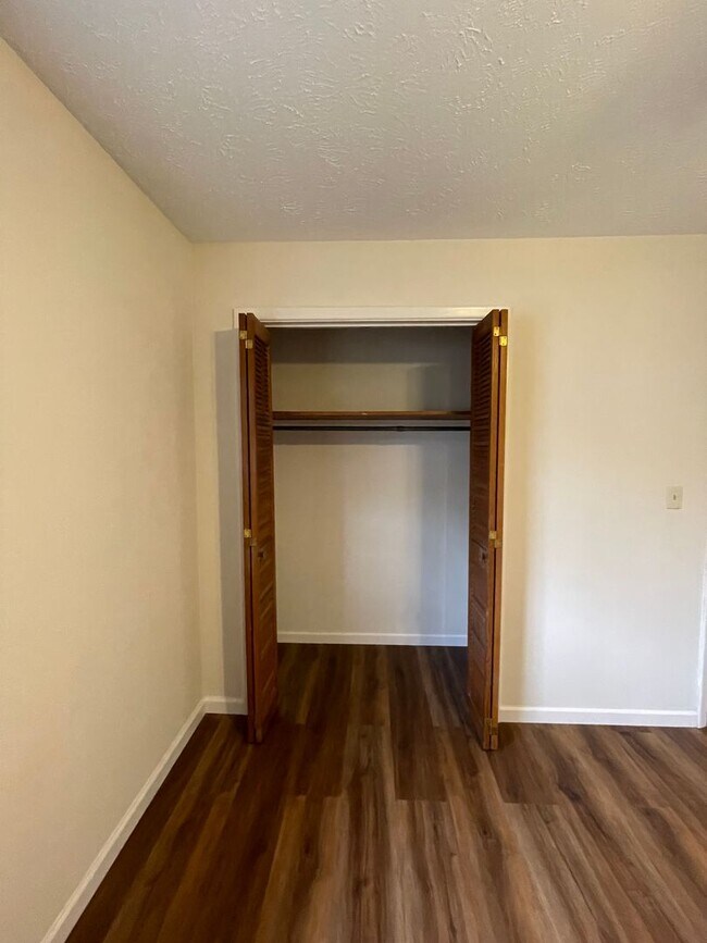 Building Photo - Freshly Renovated 1 bedroom convenient to 40, lovely wooded setting