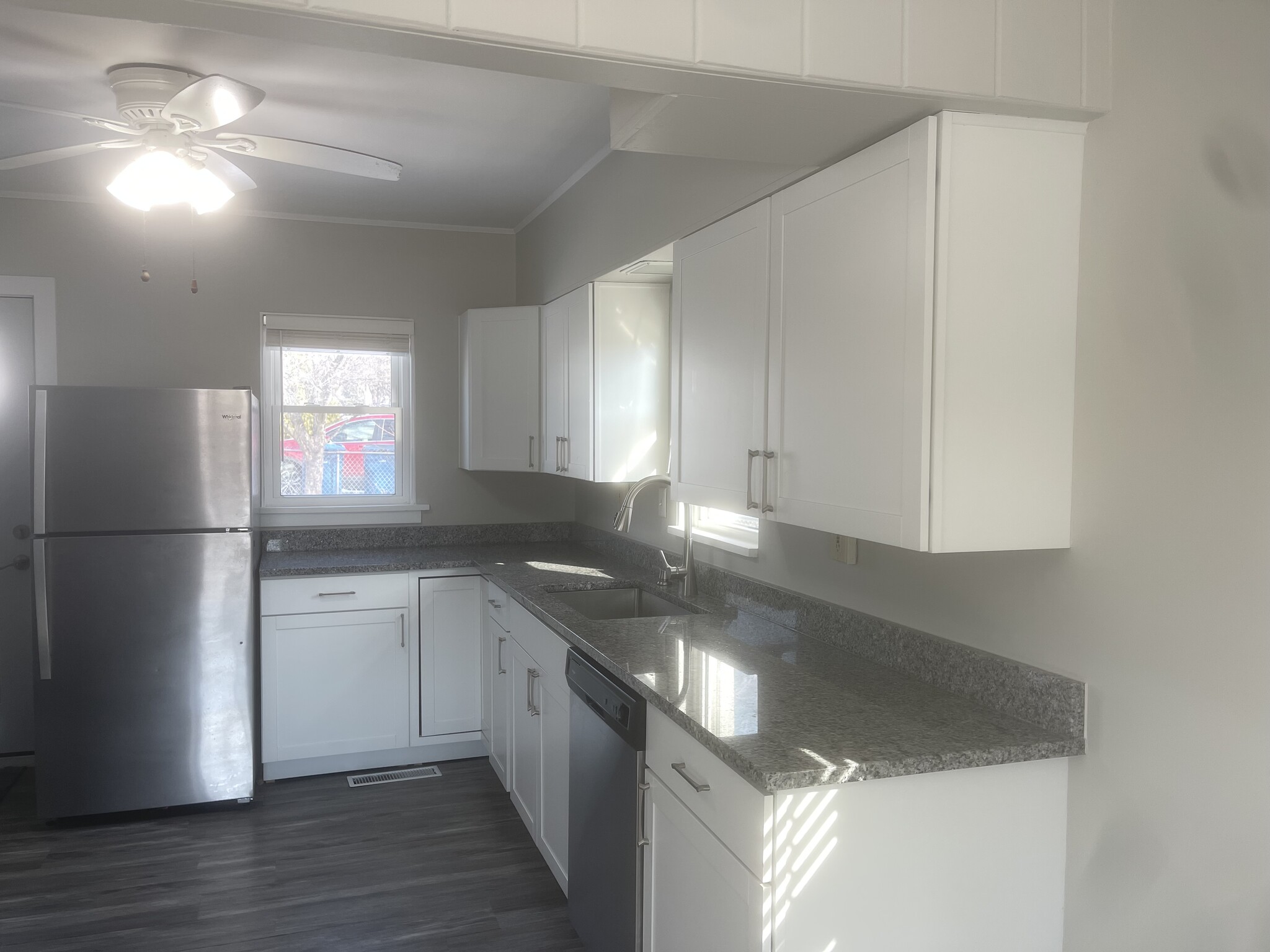 Building Photo - 512 E 77th Ave