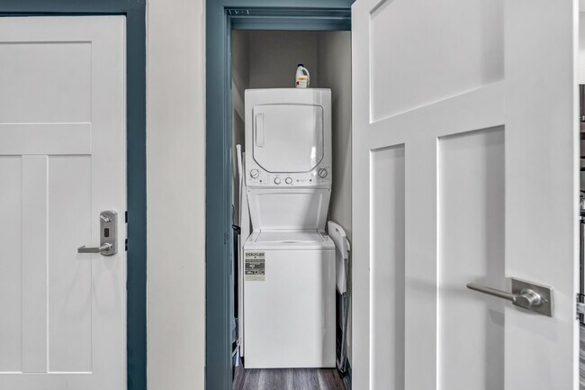 Building Photo - Furnished 2-Bedroom, 2-Bath Apartment near the Medical Campus