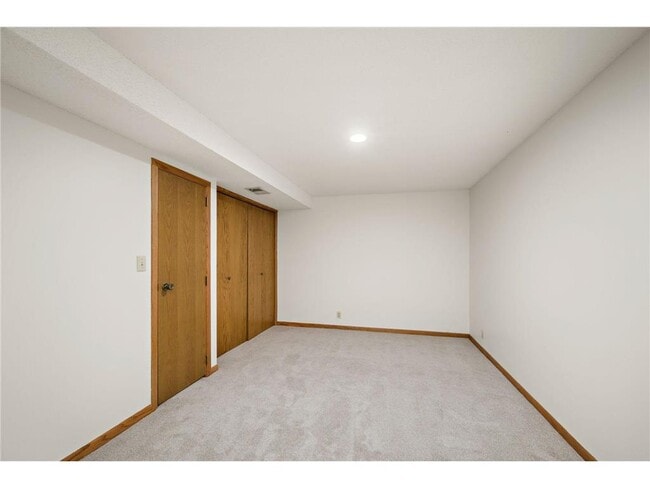 Building Photo - 953 Redwood Dr