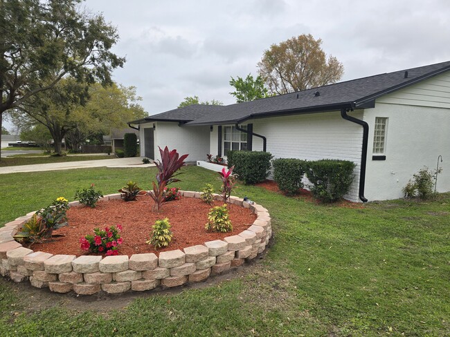 Building Photo - 383 Floral Dr