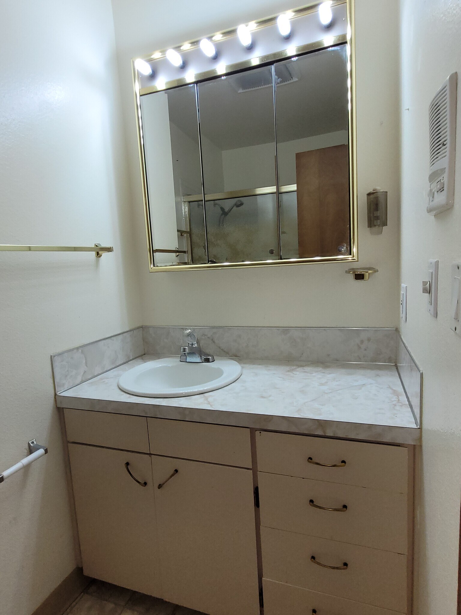 hallway bathroom with tub/shower - 5095 SW 163rd Ave
