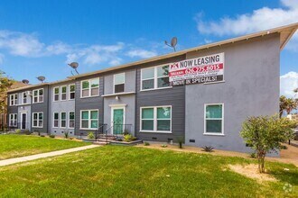 Building Photo - Fully Renovated 1 bedroom Apartment! 1/2 o...