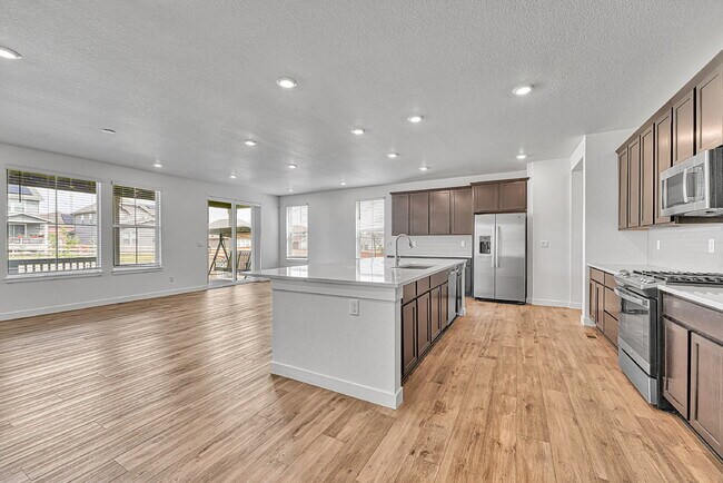 Building Photo - $4,450.00, 5 bed, 4.5-bath located in Broo...
