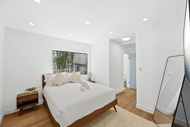 Building Photo - Traditional home | 3 bed 3 bath | Prime Pico-Robertson Area