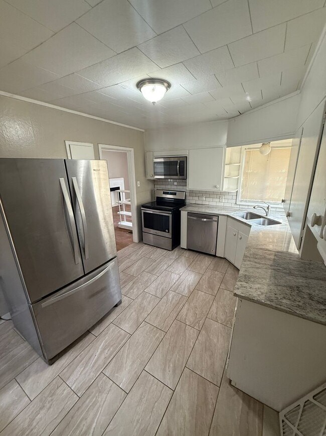 Building Photo - 2/1 in heart of Lubbock!