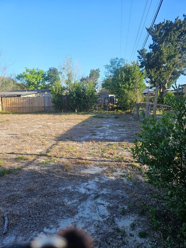 Building Photo - 838 Lewis Dr