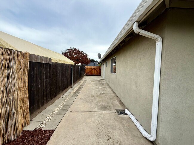 Building Photo - Single story home with vaulted ceilings!