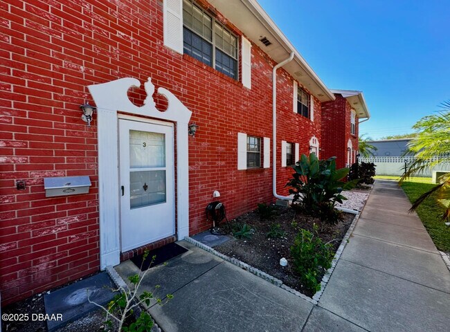 Building Photo - 2250 S Palmetto Ave