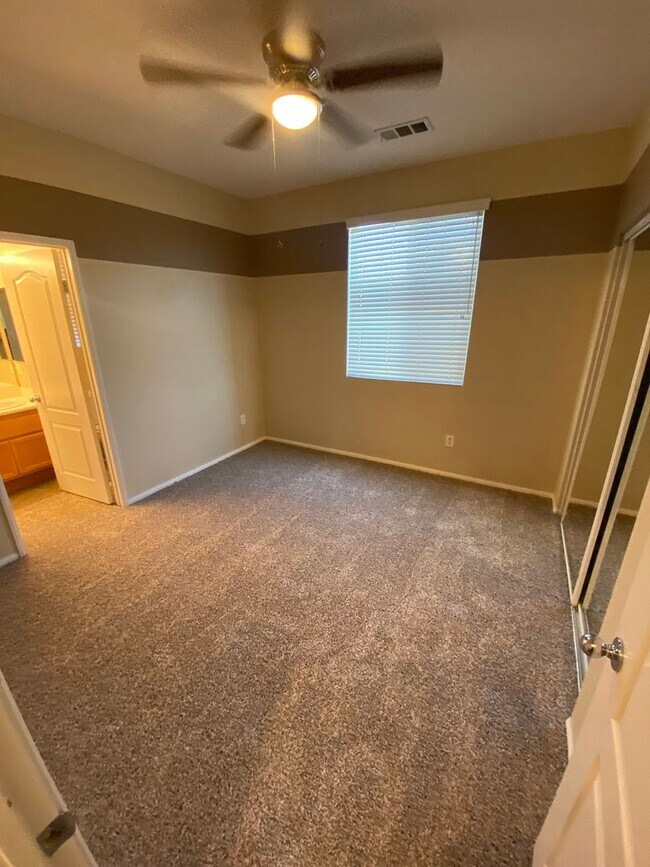 Building Photo - Gorgeous NW Home 4 Bed/3 Bath $2,850 Rent & 2,850 Deposit
