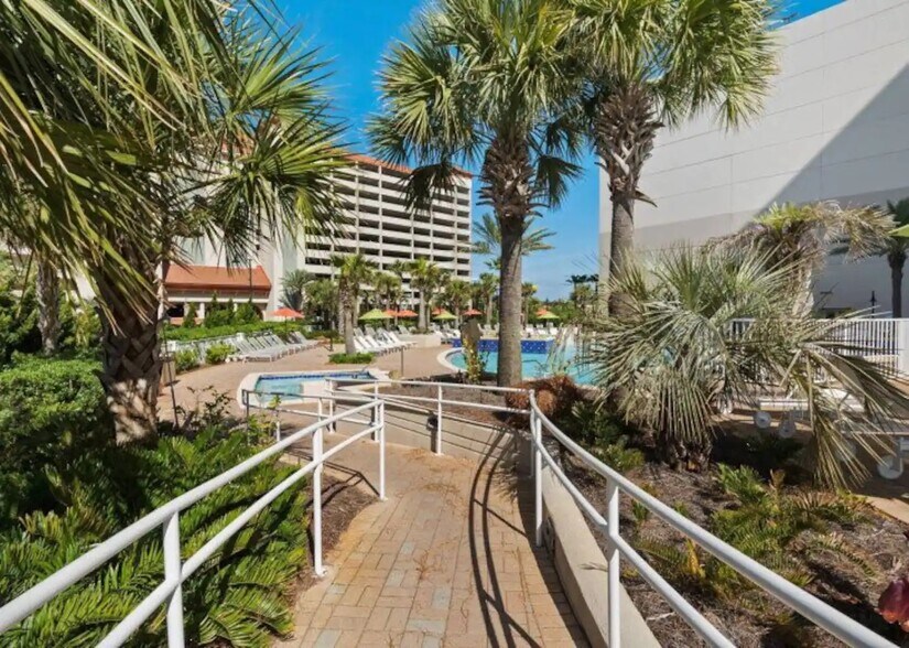 Building Photo - 9860 S Thomas Dr