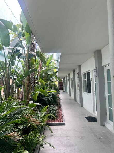 Building Photo - 6905 Bay Dr