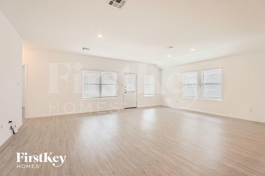 Building Photo - 1212 Treehouse Ln