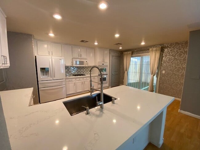 Building Photo - Unique Single Family 2/2 home