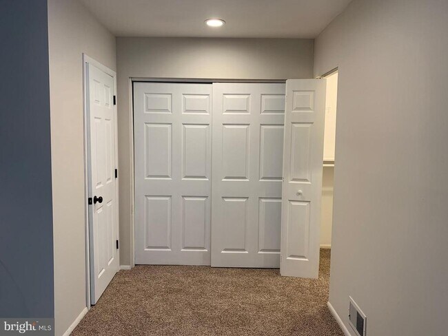 Building Photo - 118 Sycamore Ct