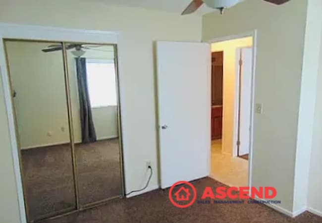 Building Photo - Cute 2 Bedroom Off Stockdale Hwy and Calif...