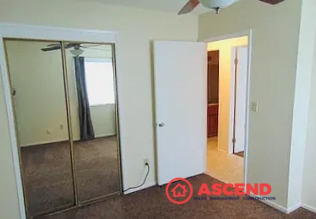 Building Photo - Cute 2 Bedroom Off Stockdale Hwy and California Ave!