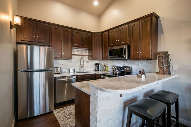 Building Photo - Gorgeous Lake View Condo