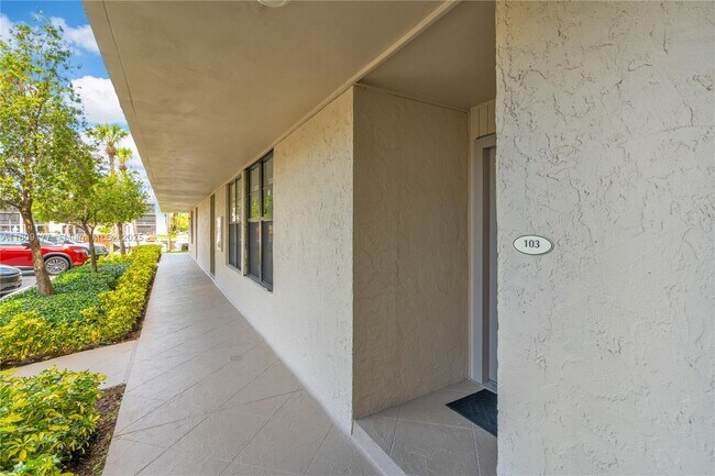 Building Photo - 12 Royal Palm Way