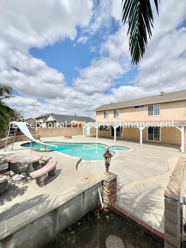 Building Photo - Ready to move in 4 bed 2 bath pool home!