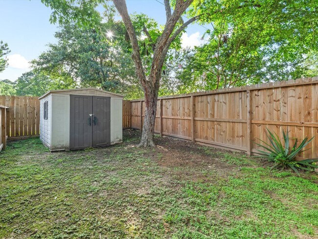Building Photo - 9811 Charter Ridge Dr