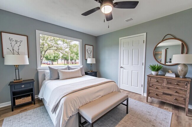 Building Photo - 212 Couch St