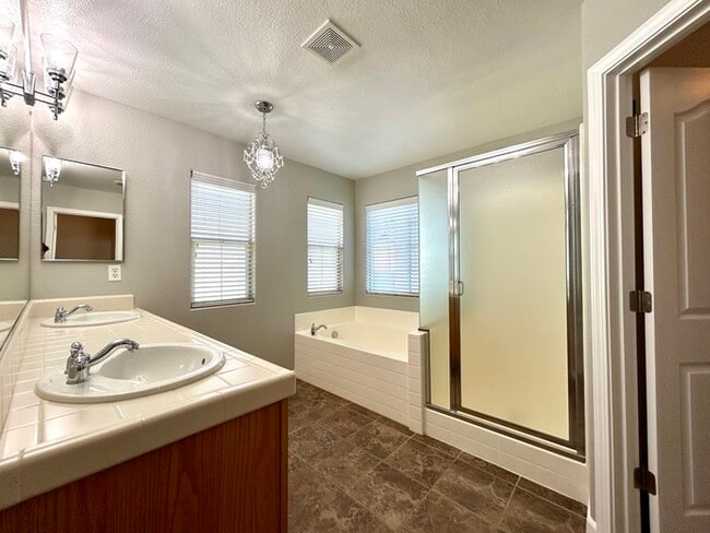 Building Photo - Beautiful 3 Bedroom Located in Roseville S...