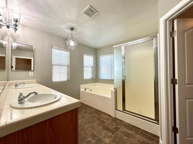 Building Photo - Beautiful 3 Bedroom Located in Roseville Strada Community!