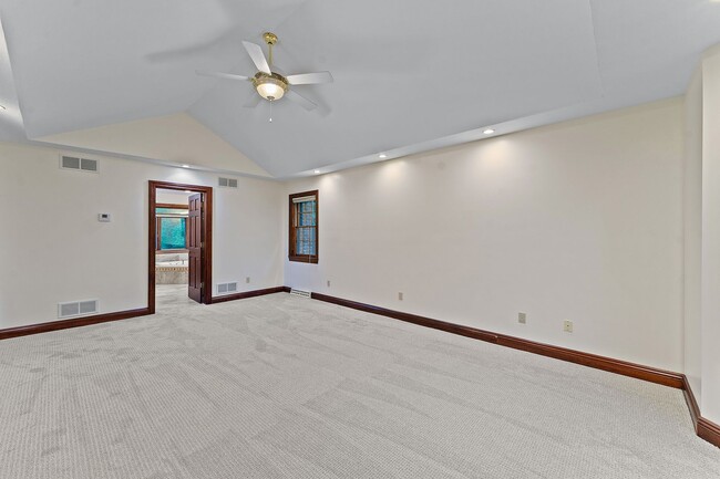 Building Photo - 652 Saddlebrook Dr