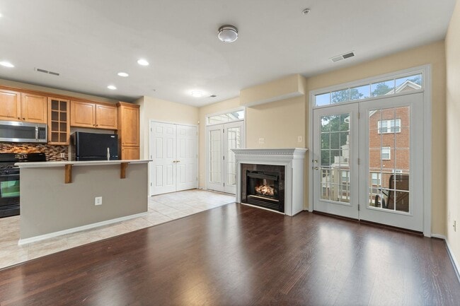 Building Photo - Commuter's Dream! Stylish 3-Bedroom Condo ...