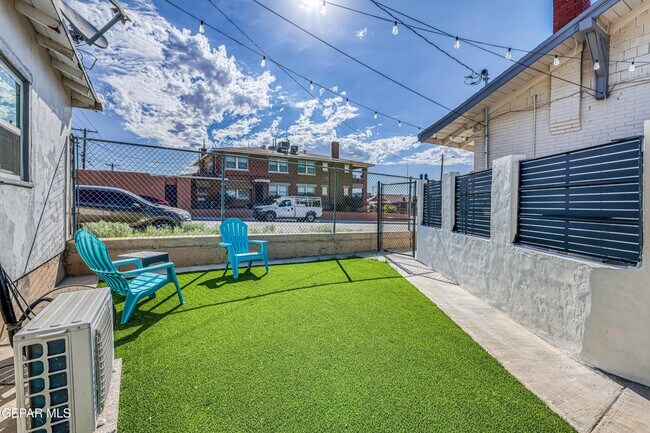 Building Photo - 2729 Pershing Dr