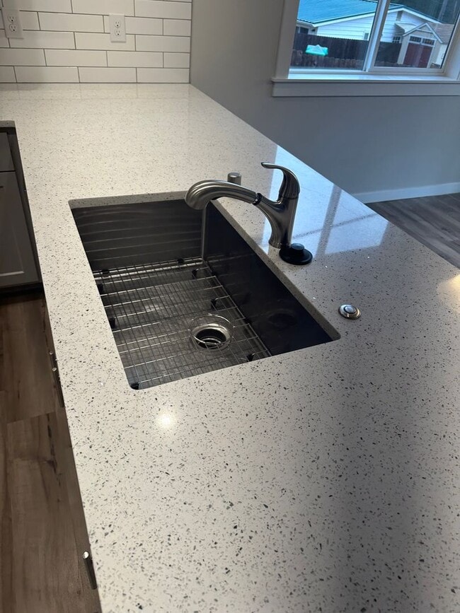 Building Photo - Newer low maintenance duplex in highly desired Camas area w/ great schools!