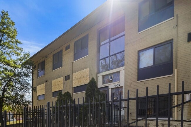 Building Photo - Spacious, Recently Renovated 1 Bedroom!