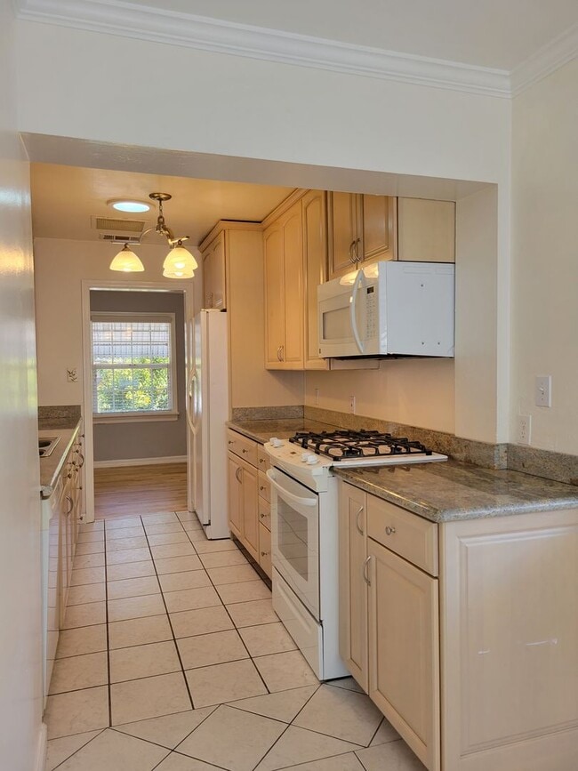 Building Photo - 111 Florence St