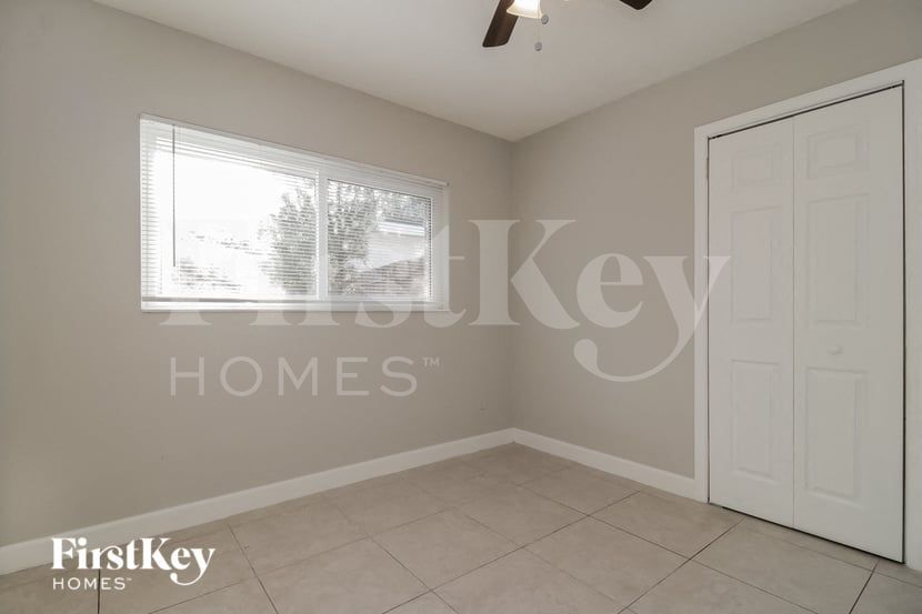Building Photo - 1833 Pineview Cir