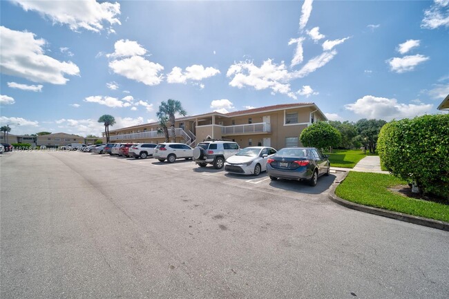 Building Photo - 9962 Twin Lakes Dr
