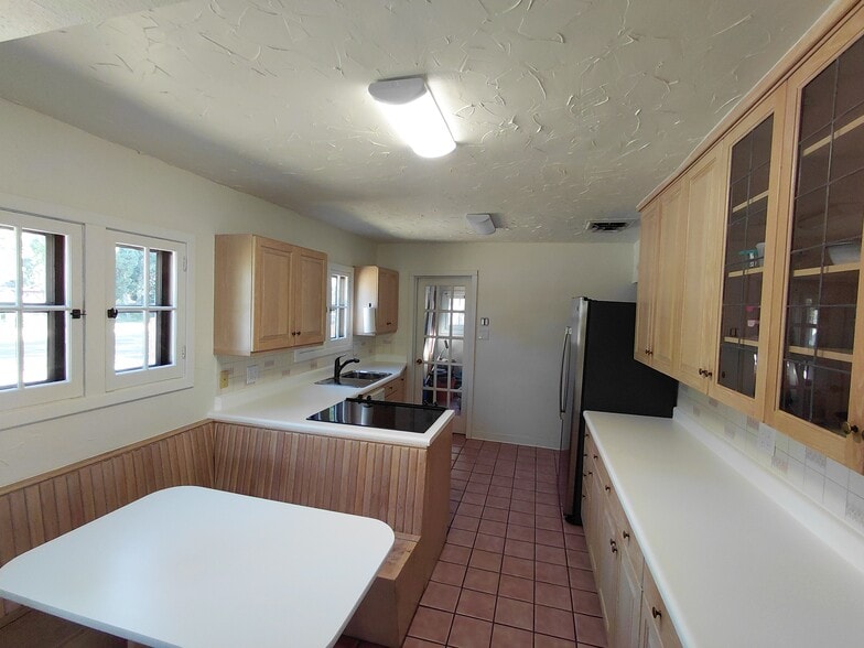 Building Photo - 600 W Orman Ave