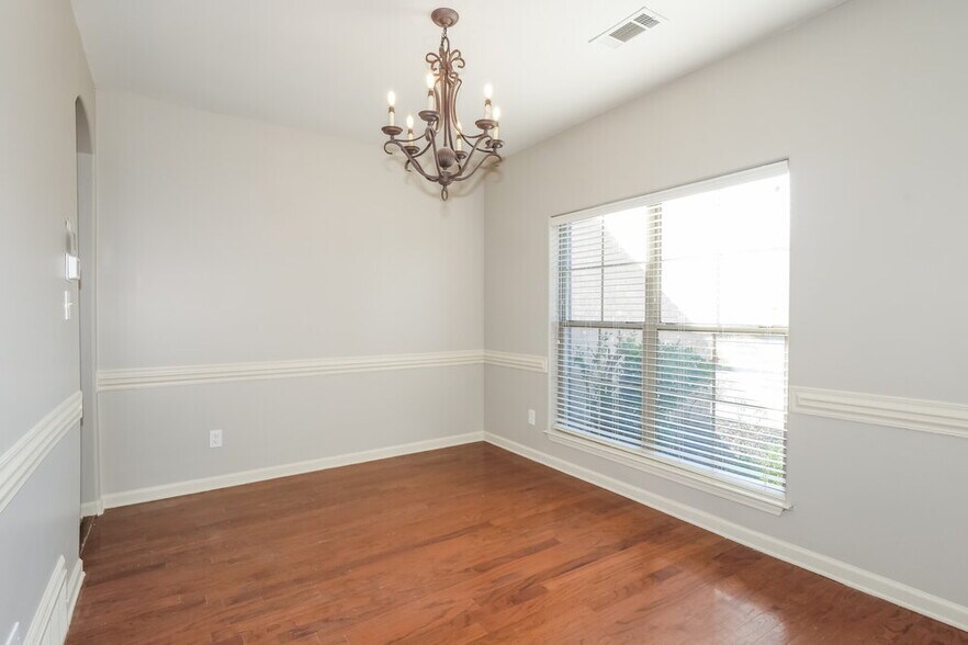 Building Photo - 15 Willow Springs Ln