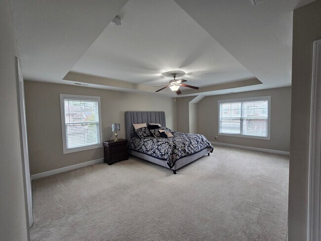 Building Photo - Spacious 4BR + Bonus, 4.5BA Home with 3-Ca...