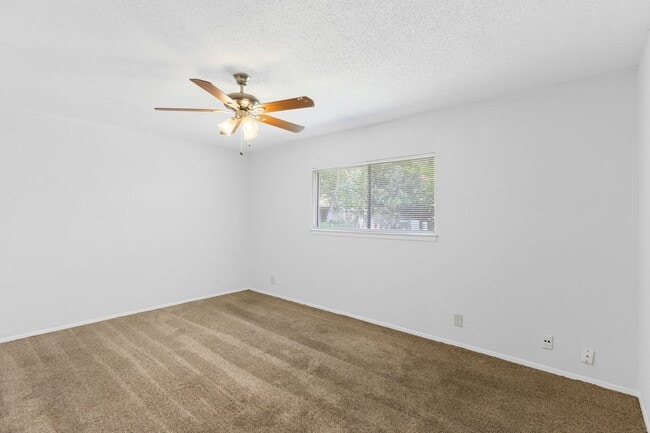 Building Photo - 3 Bedroom/2 Bath Camelot II Subdivision