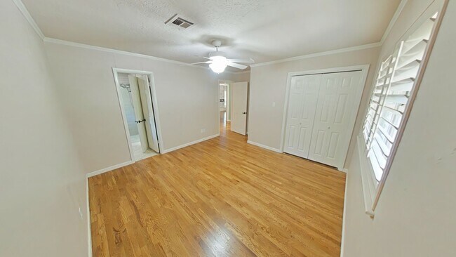 Building Photo - 709 NW Heinzwood Cir