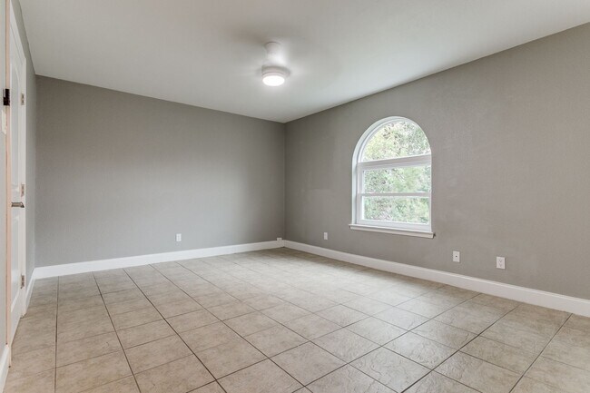 Building Photo - 2-BEDROOM CONDO AT OLMOS PARK TOWNHOMES