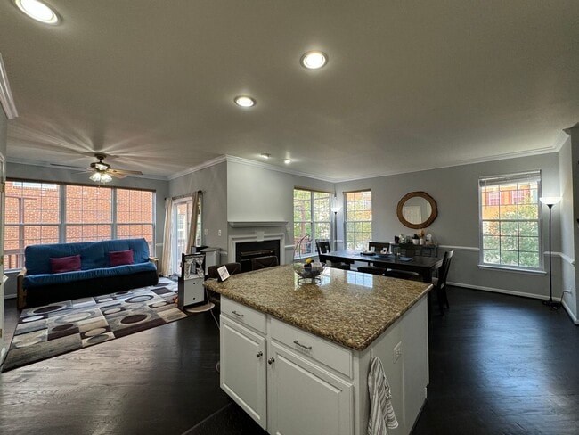 Building Photo - Stunning 3 Bed 3.5 Bath Brick Colonial End-Unit Townhome In Vibrant Kingstowne Community