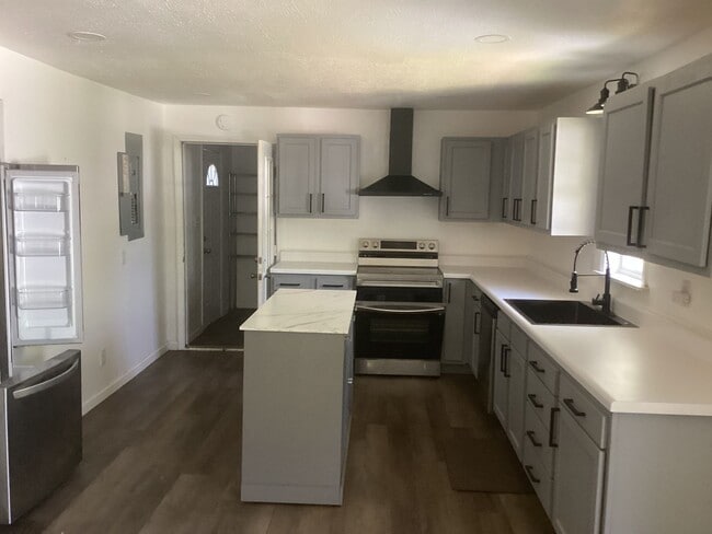 Building Photo - Newly updated home in North Gadsden