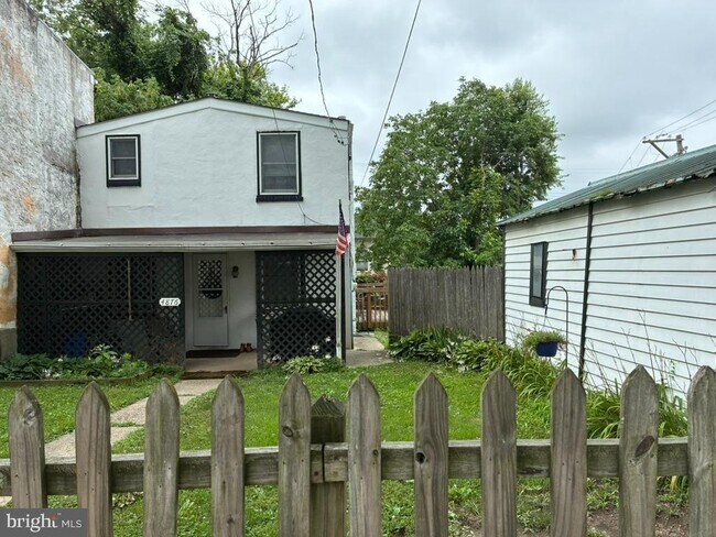 Building Photo - 4876 Ogle St