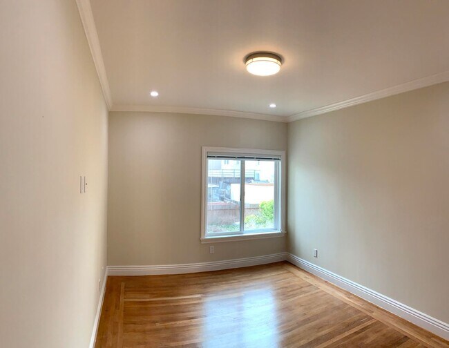 Building Photo - 423-425-425 11th Ave