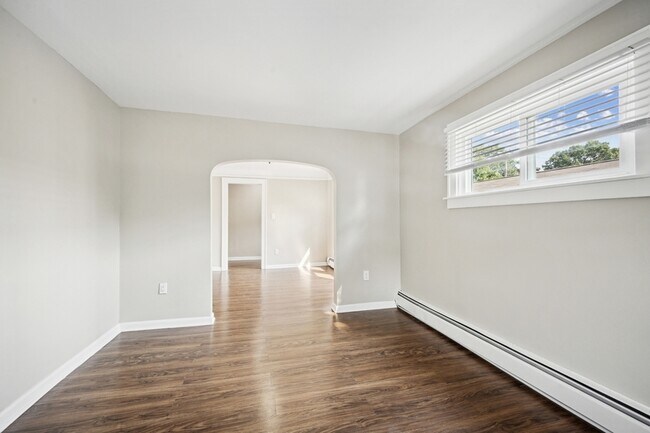 Building Photo - 1029 E Granet Ave